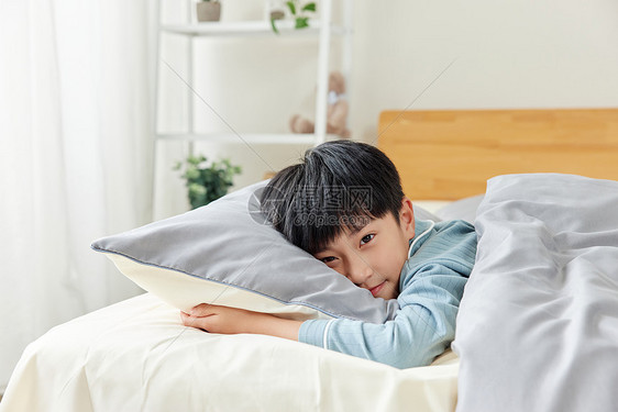 居家床上睡眠的小男孩图片