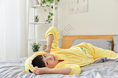 床上穿睡衣的小男孩图片