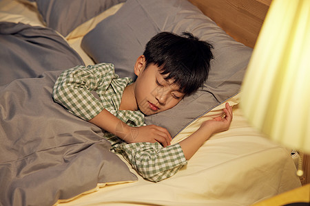 深夜熟睡的小男孩图片