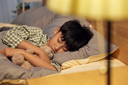 夜晚熟睡的小男孩背景图片