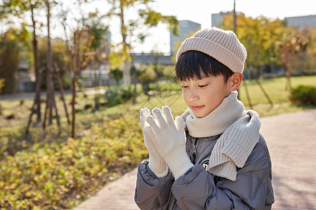 冬日室外保暖的男孩背景图片