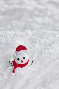 雪地上的可爱圣诞小雪人图片