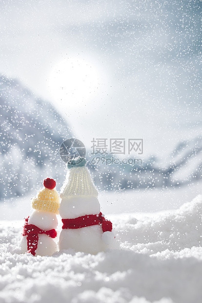 冬季雪景小雪人背影图片