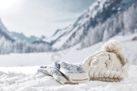 雪地上的手套和帽子背景图片