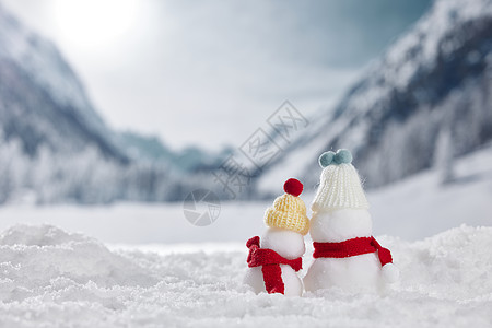 冬天小樽冬季雪景依偎在一起的雪人背景