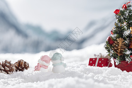 依偎在一起情侣冬季雪景依偎在一起的雪人背景