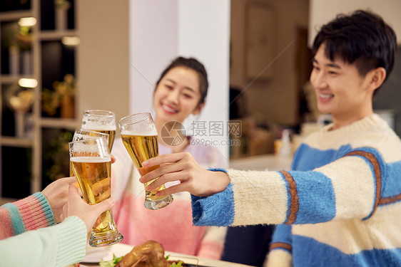 青年人聚会喝啤酒图片