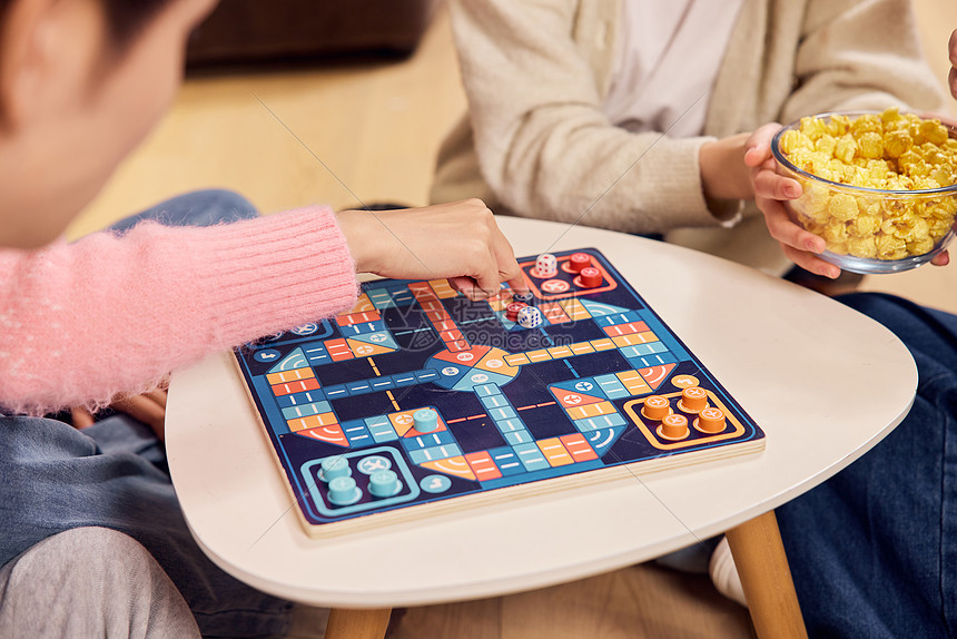 玩飞行棋手部特写图片