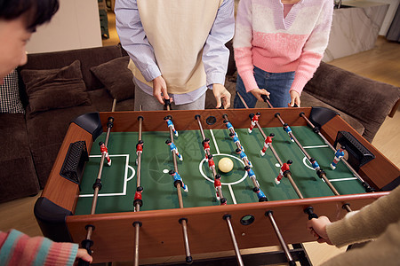 青年聚会一起玩桌上足球特写图片