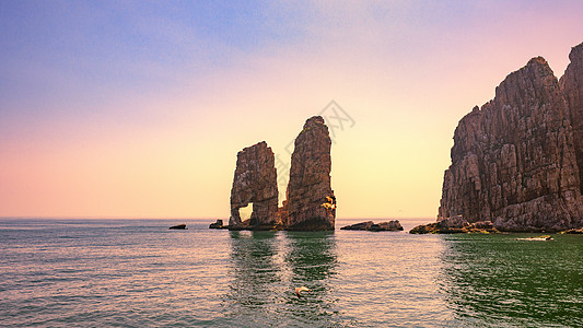 海岛椰子树山东日照海岛海水晚霞背景