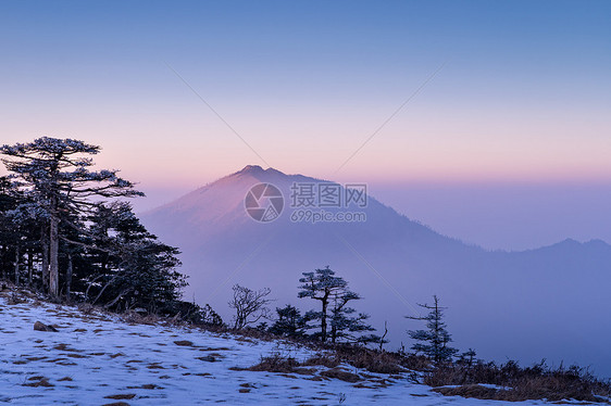 冬季被雪覆盖的山峰图片