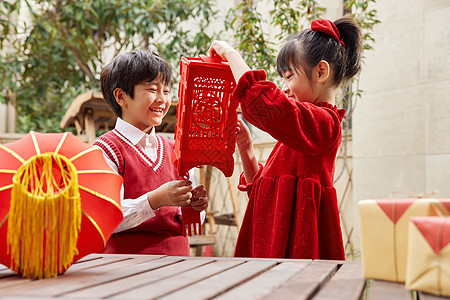 新年儿童在院子里玩耍图片