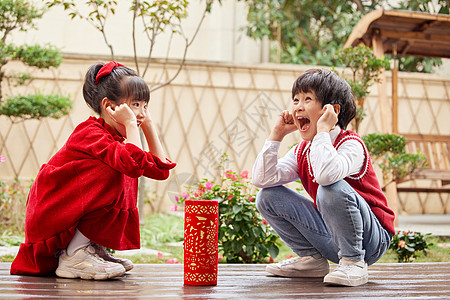 过年在院子里玩耍的孩子们图片