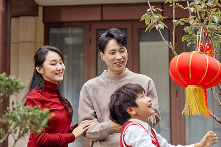 过年装饰院子的一家人图片