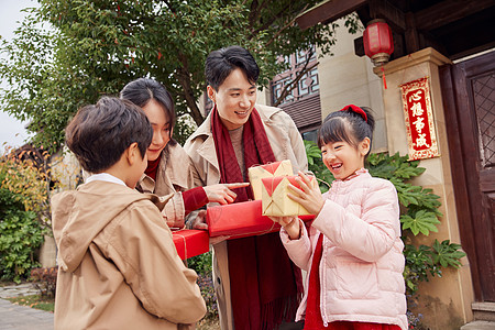 新年拜年送礼的一家人图片