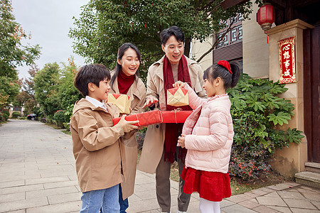 新年拜年送礼的一家四口图片