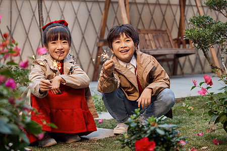 儿童烟花儿童过年在院子里放烟花背景