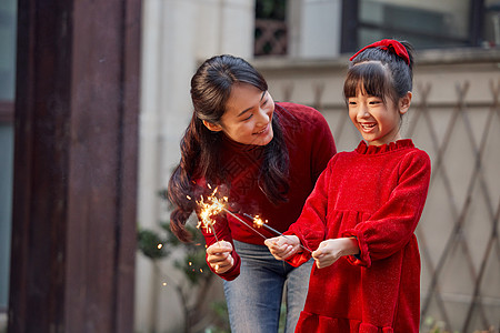 母女在院子里放烟花高清图片