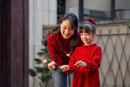 幸福母女在院子里放烟花高清图片