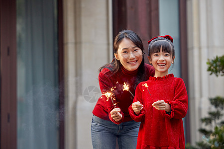 母女在院子里放烟花高清图片