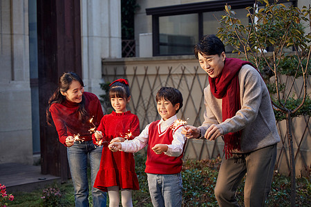 一家人在院子里放烟花图片