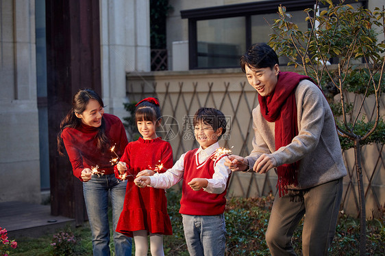 一家人在院子里放烟花图片