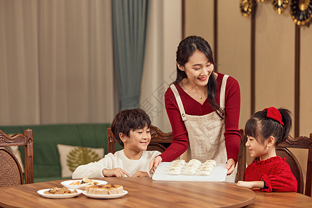 节假日家庭包饺子图片