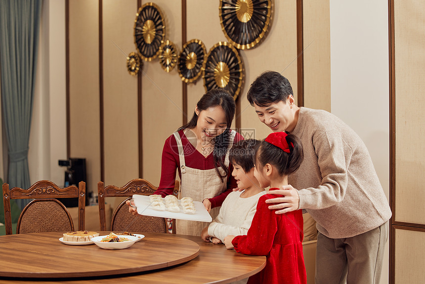 新年一家四口开心包饺子图片