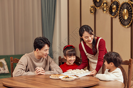 新年一家四口开心包饺子高清图片