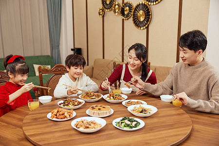 幸福一家人餐桌吃饭高清图片