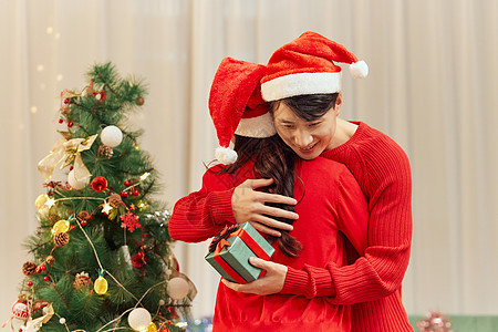 圣诞节准备惊喜礼物的甜美情侣图片