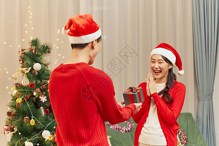 情侣圣诞节准备惊喜礼物图片