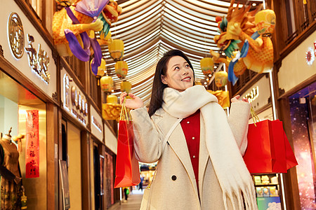 庙会上的女子购物逛街图片