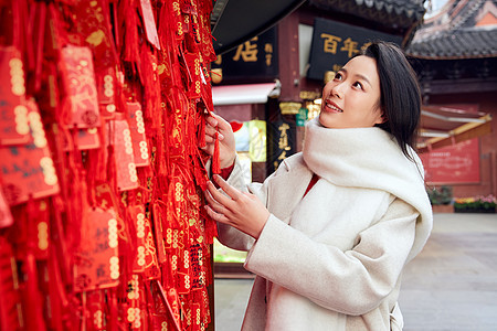 在庙会里祈福的新年女性图片