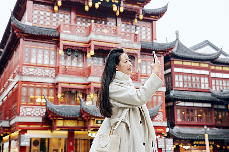 外出逛街的女子感受节日氛围图片