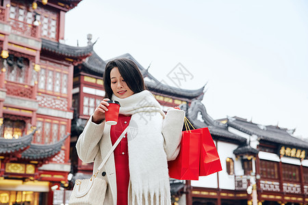 外出采购年货的女子形象图片