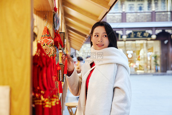 青年女性在庙会采购新年装饰图片