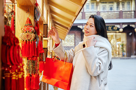 庙会采购新年装饰的青年女性图片