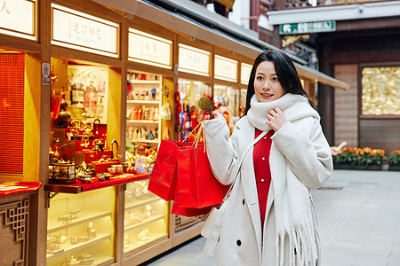 青年女性庙会上逛街采购图片