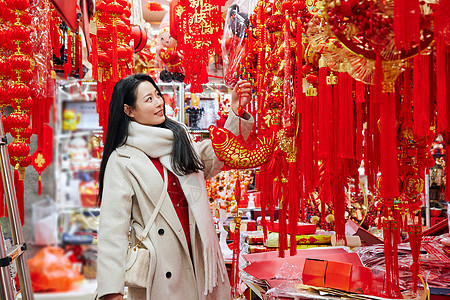 青年美女采购新年装饰图片