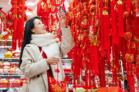 采购年货新年装饰的青年女性图片