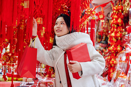 青年女性商店采购新年装饰图片