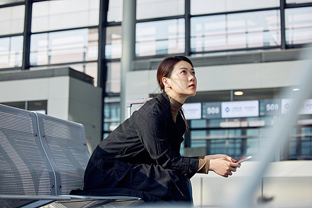 年轻女性机场等候出行图片