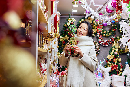 冬日青年女性挑选圣诞装饰图片