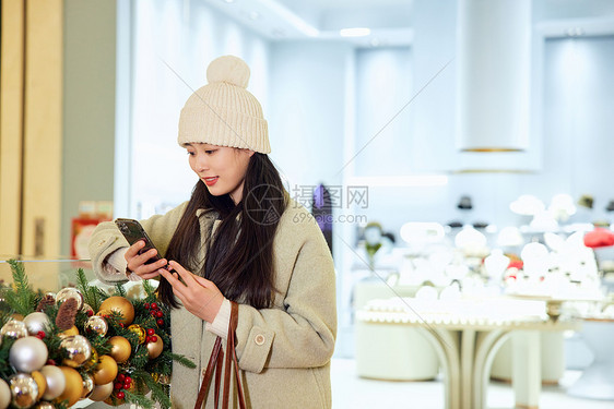 冬日美女逛商场感受圣诞氛围图片