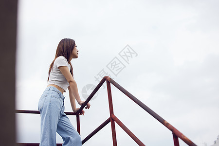 年轻女性天台上伤感情绪图片