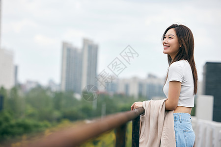 文艺青年天台上开心的青年美女形象背景