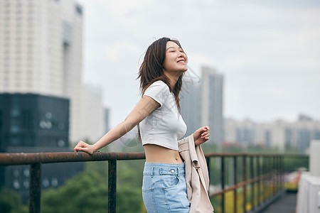 年轻美女天台写真图片