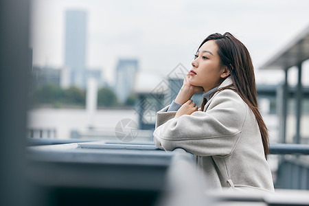 江边码头的情绪美女图片