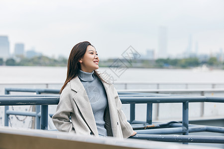 游船码头游轮码头的情绪感美女写真背景